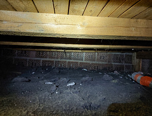 Zateplení stropu řadového rodinného domu pomocí foukané izolace